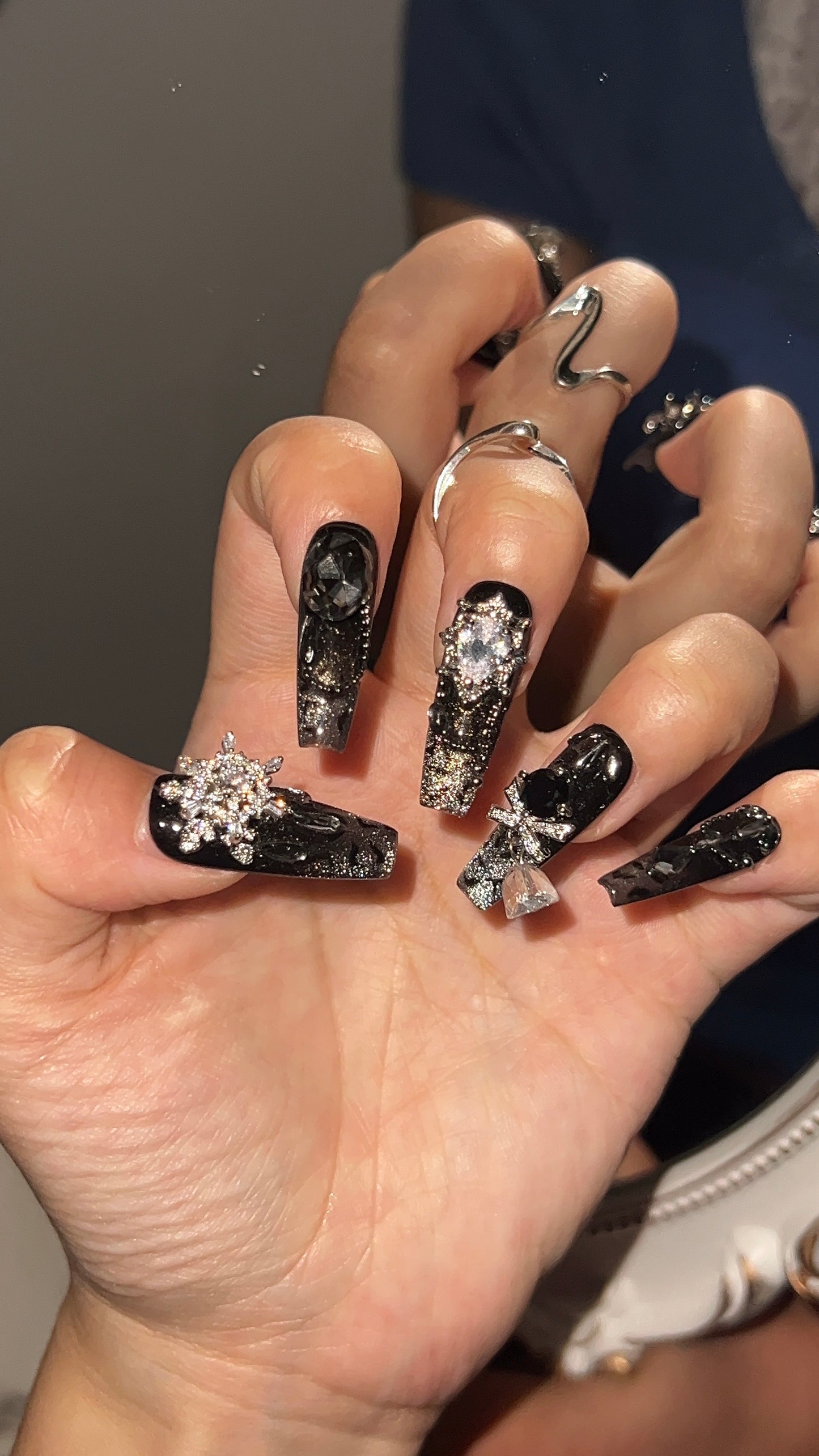 黑天鹅手工贴钻美甲