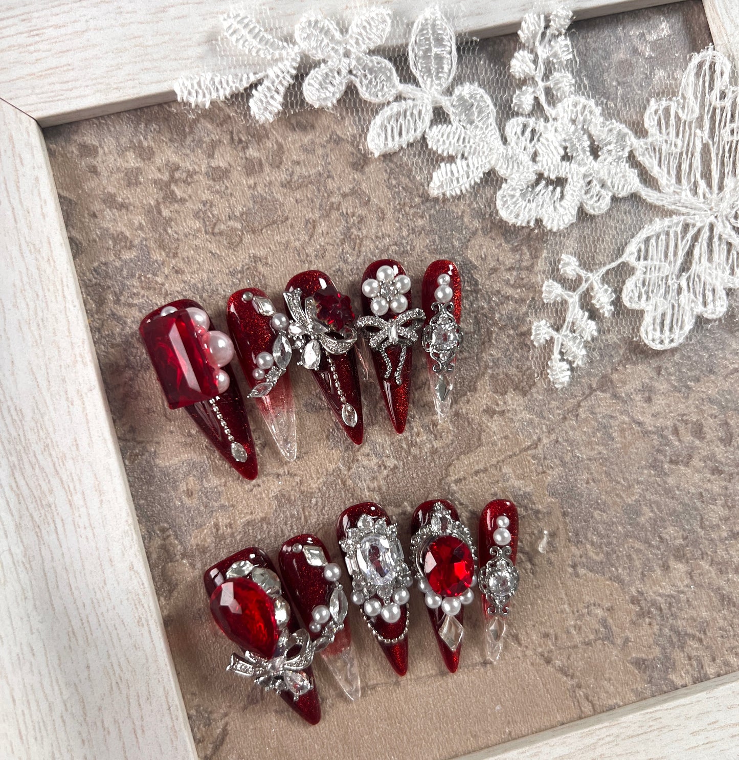 红色立体贴钻美甲