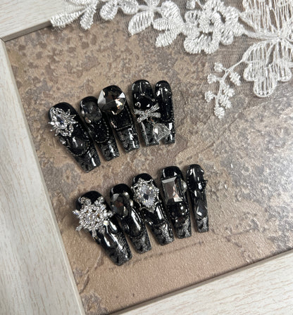 黑天鹅手工贴钻美甲
