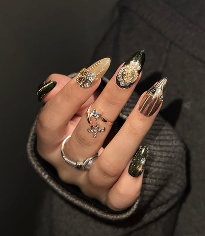 高级黑金带钻美甲