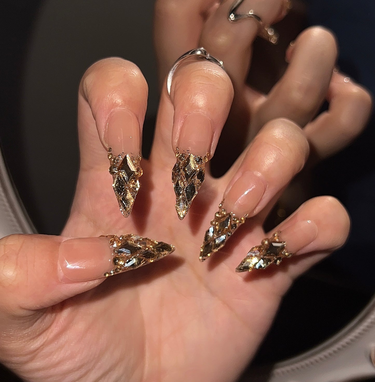 菱形格纹手工贴钻美甲