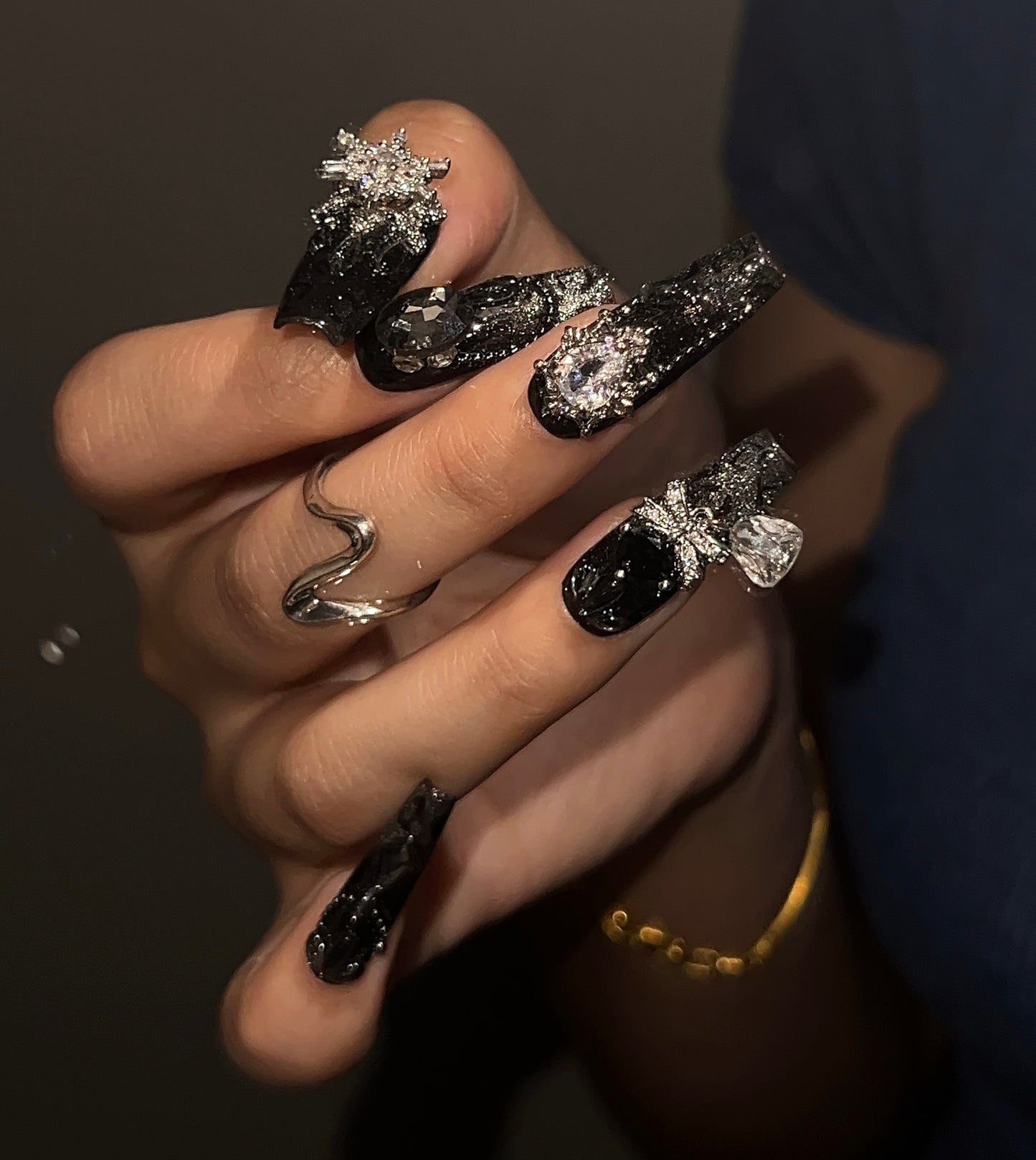 黑天鹅手工贴钻美甲